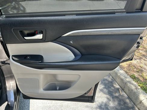 Used 2018 Toyota Highlander Limited Platinum FWD image 48