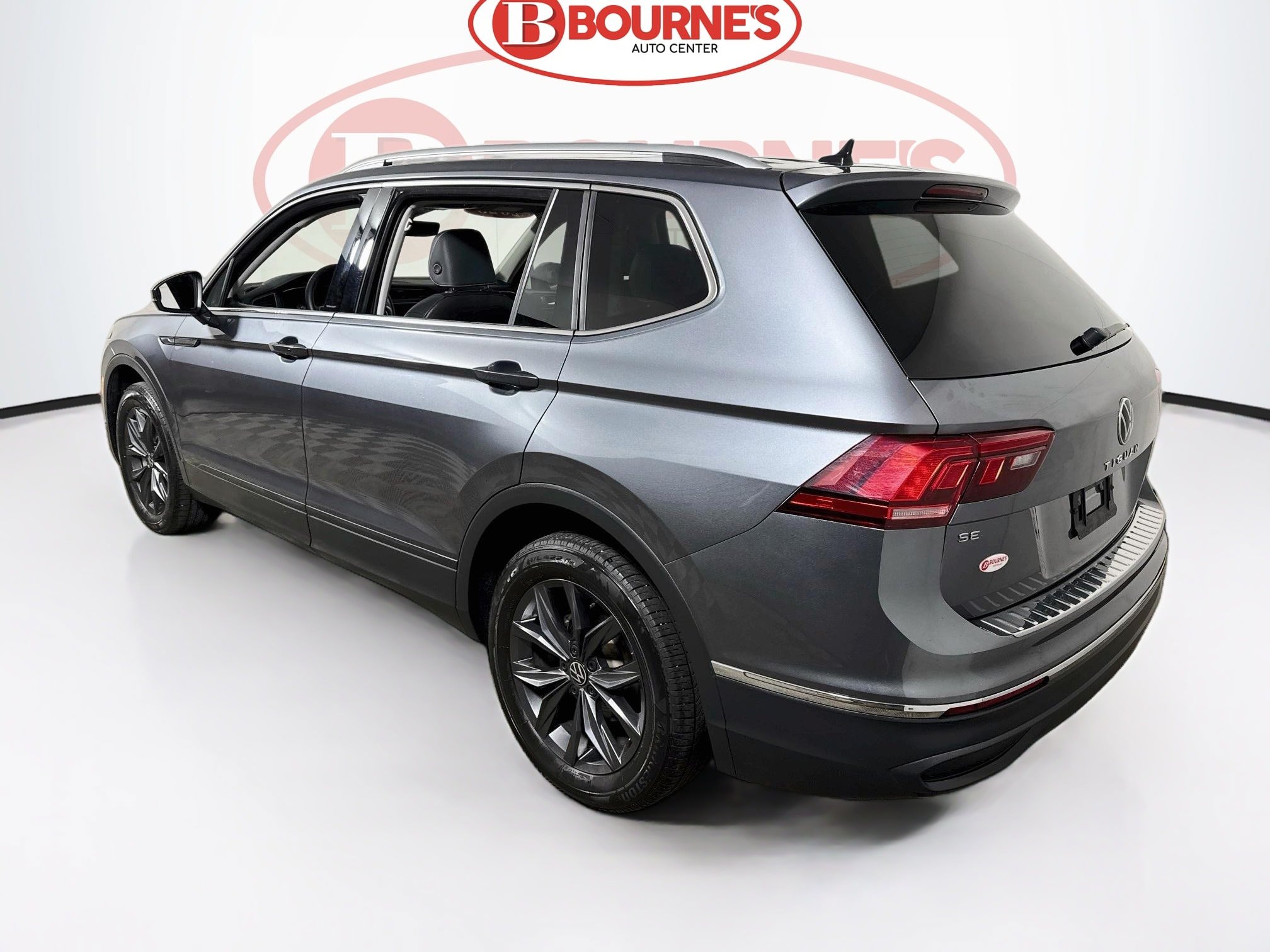 Used 2023 Volkswagen Tiguan SE w/ Panoramic Sunroof Package AWD/4WD image 9