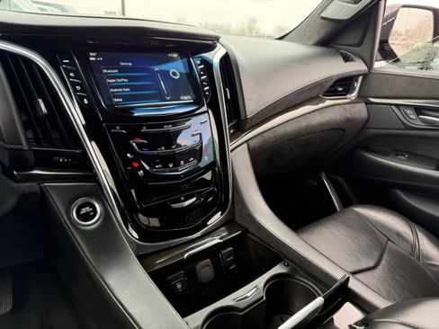 Used 2018 Cadillac Escalade Platinum image 32