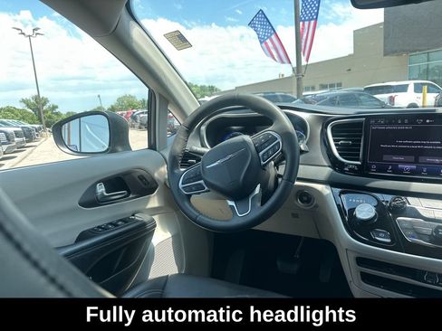 Used 2023 Chrysler Pacifica Touring-L FWD image 14