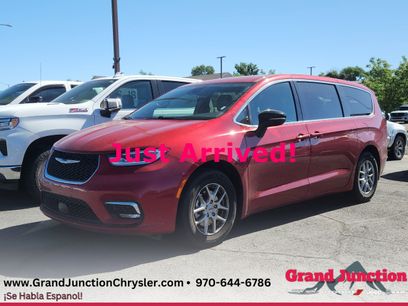 Used 2025 Chrysler Pacifica Select