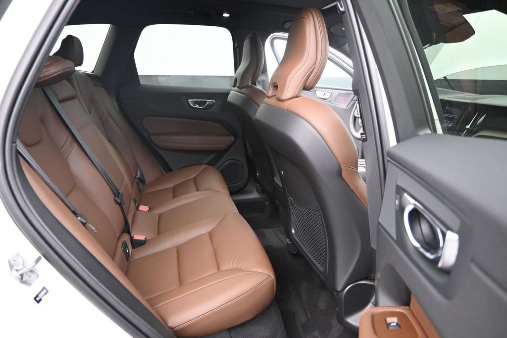 Certified 2022 Volvo XC60 B5 Momentum w/ Advanced Package FWD image 16