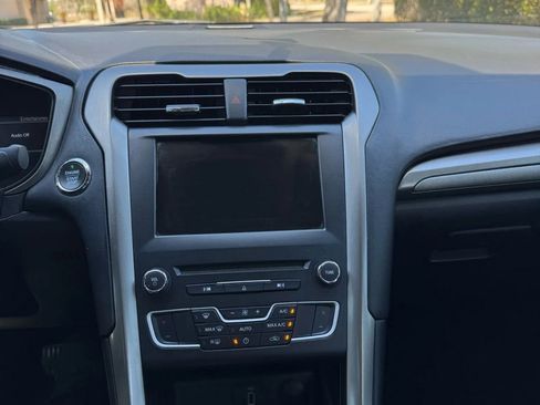 Used 2018 Ford Fusion SE w/ Fusion SE Technology Package FWD image 10