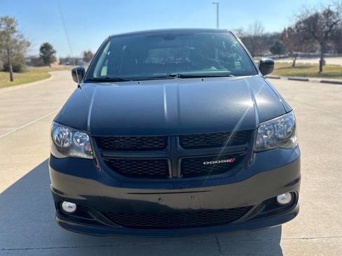 Used 2019 Dodge Grand Caravan GT image 3