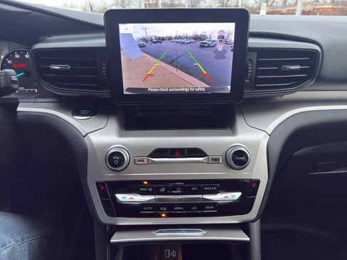 Used 2022 Ford Explorer XLT image 19