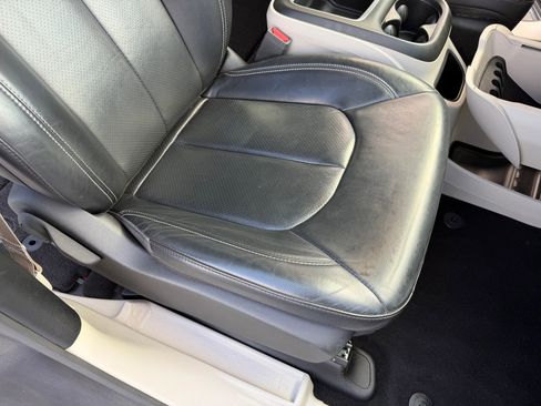 Used 2022 Chrysler Pacifica Touring-L image 12