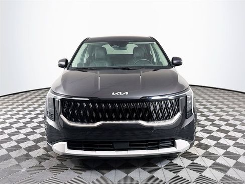 Used 2025 Kia Carnival FWD image 2
