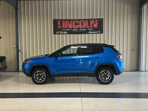 Used 2025 Jeep Compass Trailhawk AWD/4WD image 2