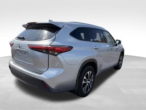 Used 2021 Toyota Highlander XLE AWD/4WD image 7