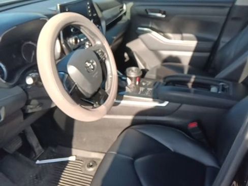 Used 2021 Toyota Highlander XLE AWD/4WD image 11