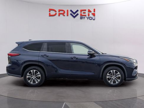 Used 2022 Toyota Highlander XLE image 6