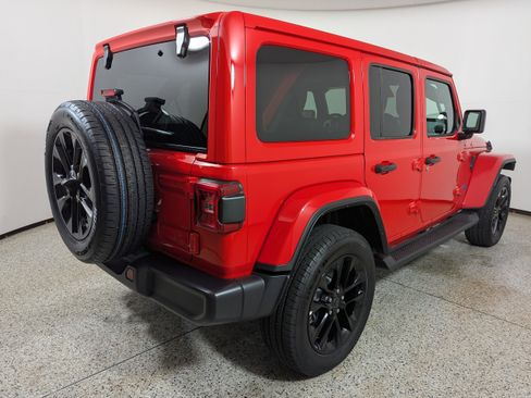 Used 2025 Jeep Wrangler Unlimited Sahara AWD/4WD image 7
