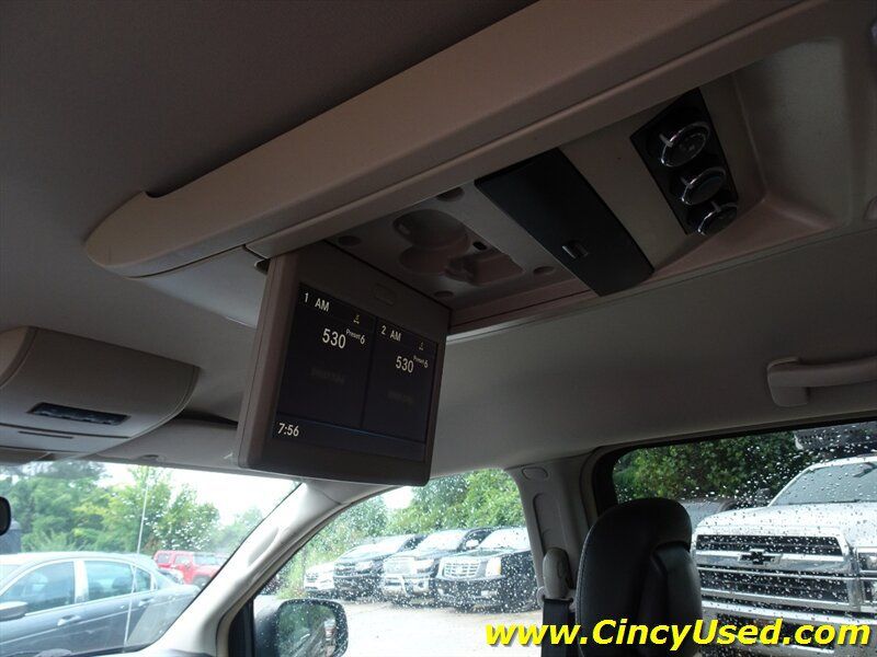 Used 2016 Chrysler Town & Country Touring FWD image 29