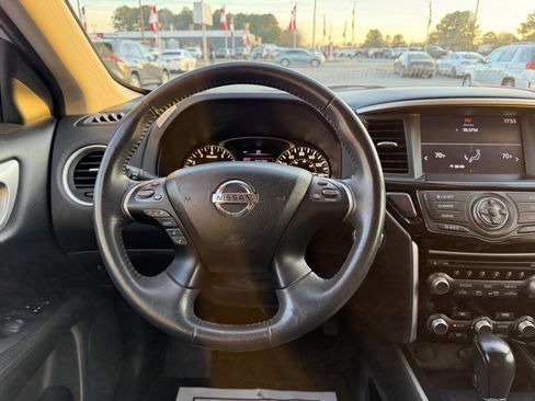 Used 2017 Nissan Pathfinder SV image 12