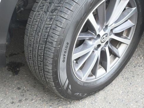 Used 2019 Toyota Highlander XLE w/ Carpet Mat Package (TMS) image 11