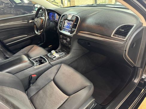 Used 2022 Chrysler 300 Touring RWD image 9