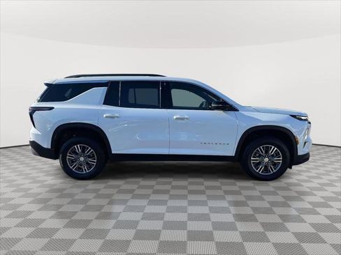 Used 2025 Chevrolet Traverse LT image 8