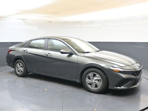 Certified 2025 Hyundai Elantra SE image 7