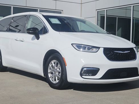 Used 2024 Chrysler Pacifica Touring-L FWD image 5