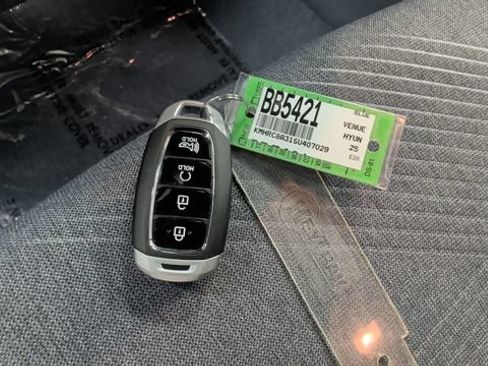 Used 2025 Hyundai Venue Limited FWD image 23