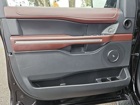 Used 2024 Ford Expedition Limited image 9