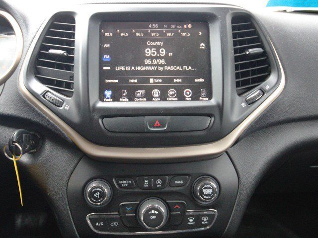 Used 2017 Jeep Cherokee Latitude w/ Cold Weather Group AWD/4WD image 16