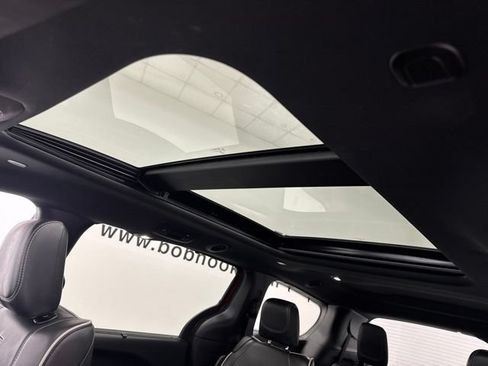 Used 2025 Chrysler Pacifica Limited FWD image 21