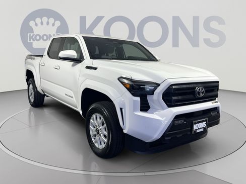Used 2024 Toyota Tacoma SR5 AWD/4WD image 10