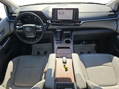 Used 2022 Toyota Sienna XLE image 12