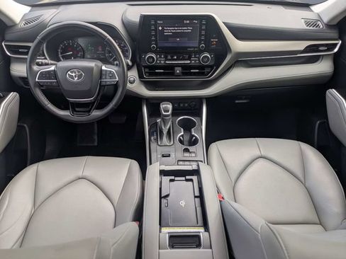 Used 2020 Toyota Highlander XLE FWD image 16