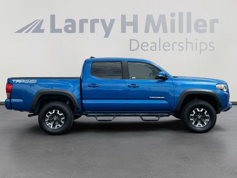 Used 2017 Toyota Tacoma TRD Off-Road image 6