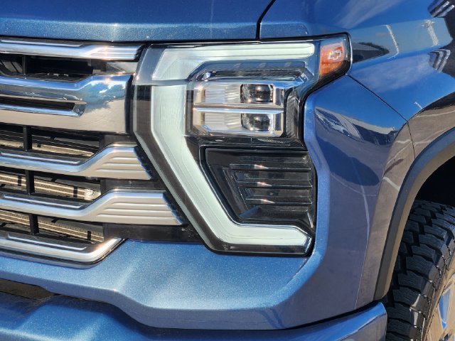 Used 2024 Chevrolet Silverado 2500 High Country w/ Technology Package AWD/4WD image 17
