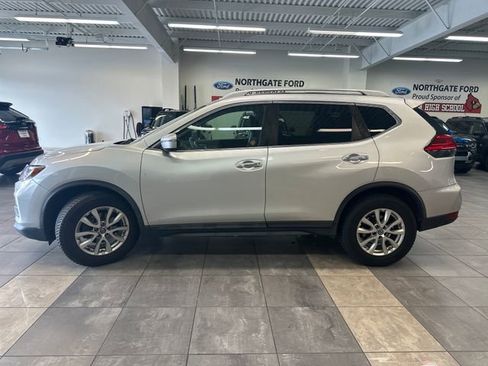 Used 2017 Nissan Rogue SV AWD/4WD image 13