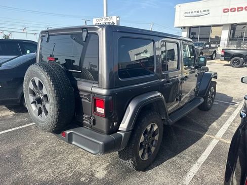 Used 2018 Jeep Wrangler Unlimited Sahara AWD/4WD image 4