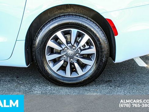 Used 2024 Chrysler Pacifica Select image 15