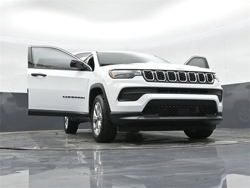 Used 2025 Jeep Compass Sport image 51