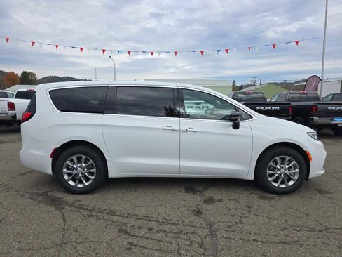 New 2026 Chrysler Pacifica Select image 6