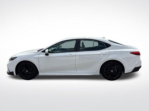 Used 2025 Toyota Camry SE image 2