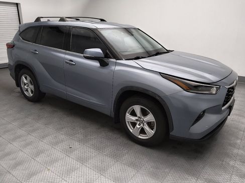 Used 2021 Toyota Highlander LE AWD/4WD image 11