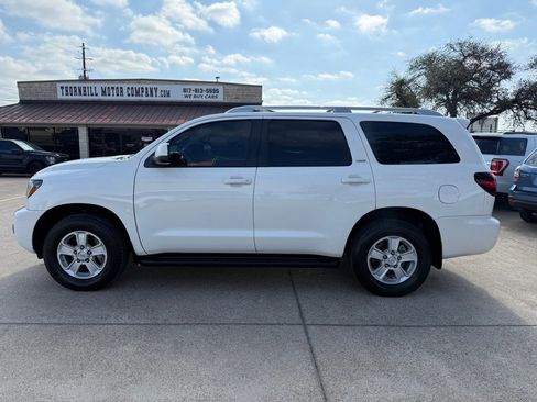 Used 2019 Toyota Sequoia SR5 RWD image 4