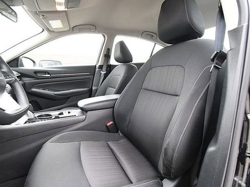 Used 2025 Nissan Altima 2.5 SV FWD image 11