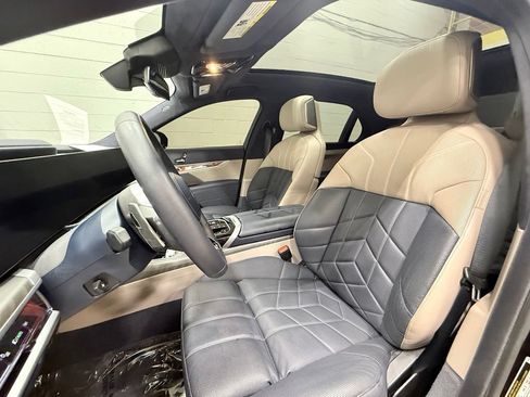 Used 2025 BMW 760i xDrive AWD/4WD image 33
