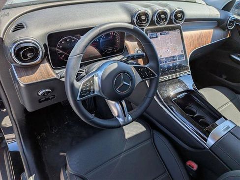 Used 2025 Mercedes-Benz GLC 350e 4MATIC image 9