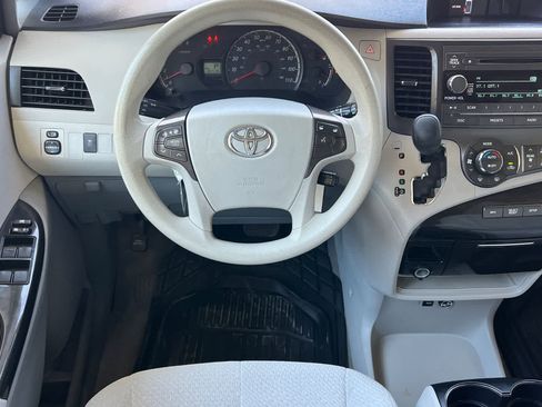 Used 2014 Toyota Sienna LE FWD image 16