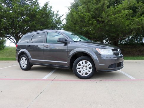 Used 2018 Dodge Journey SE w/ Popular Equipment Group FWD image 1
