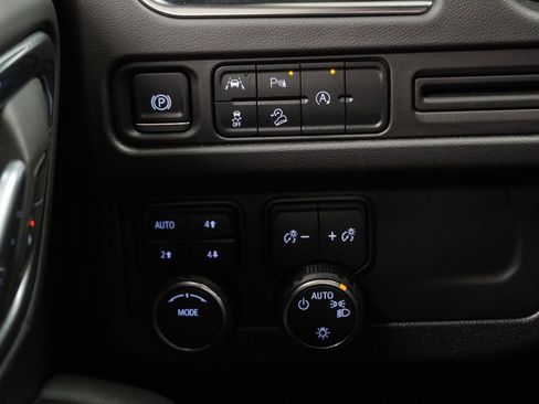 Used 2024 Chevrolet Suburban Premier image 39