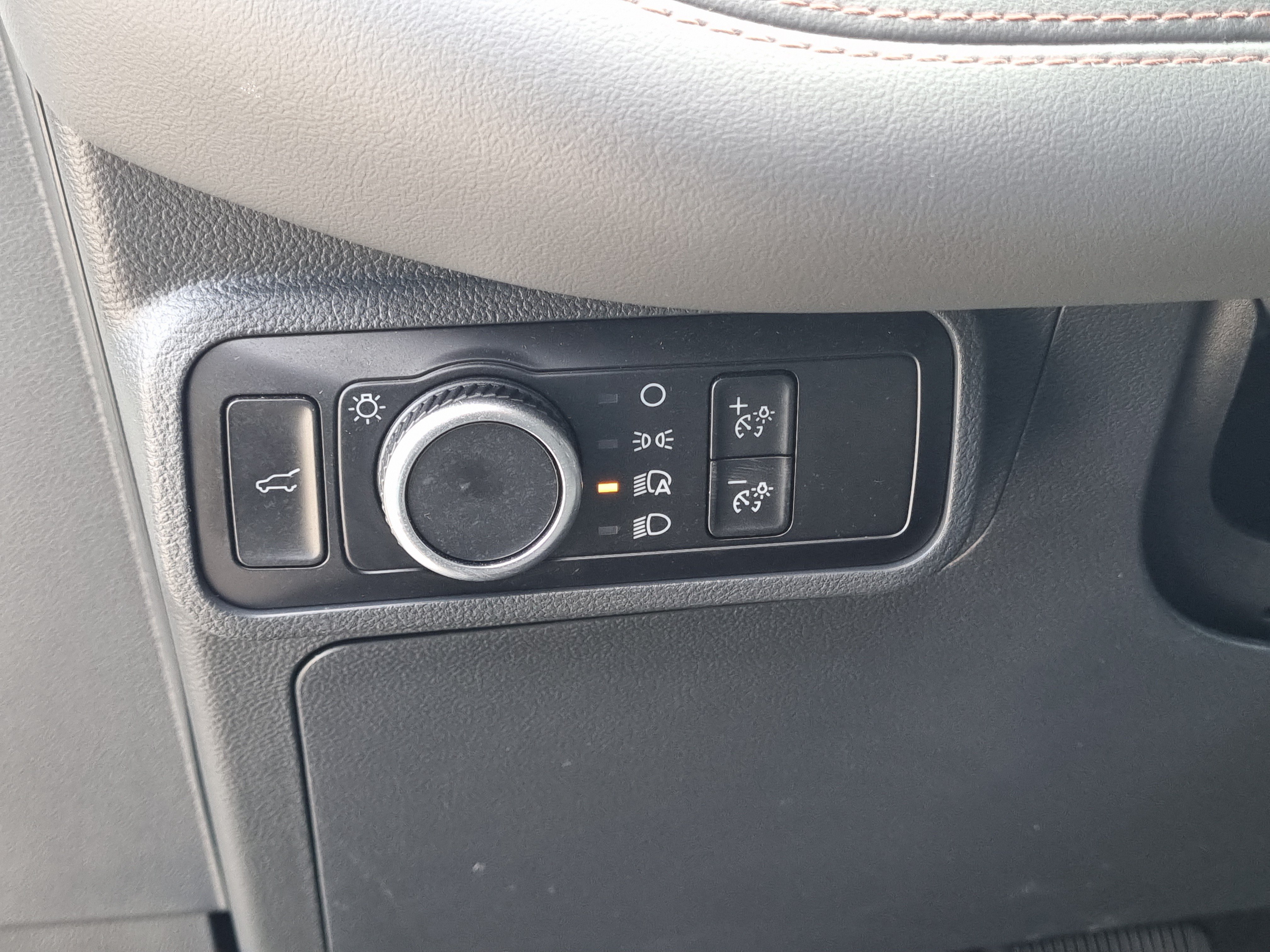 Used 2025 Ford Explorer Active AWD/4WD image 27