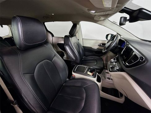 Used 2022 Chrysler Pacifica Touring-L FWD image 28