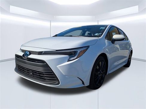 Used 2025 Toyota Corolla LE image 8