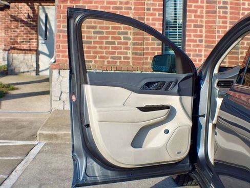 Used 2022 GMC Acadia Denali w/ Denali Ultimate Package image 16